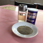 金蘭 - 餃子を注文したので
      タレの準備を(^^)
      わたくし、餃子のタレは
      黒胡椒と酢だけでいただくのが好みです(^^)