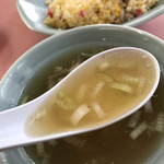 金蘭 - チャーハンに付いてくるスープ(^^)
      あっさりスッキリとした味わい(^^)