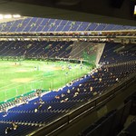 東京ドーム プレミアム ラウンジ - 座席上にはモニター画面も併設しています