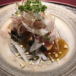赤坂 渡なべ - ・鰹のたたき、新玉ねぎ、ジュレで 薬味と鰹合いますね。