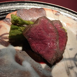 赤坂 渡なべ - ・松阪牛の、タラの芽の天ぷら 松阪牛のサシがほどよい。柔らかくて、とても旨みのあるお肉。 味付けはシンプルに。