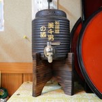 居酒屋東美 - 島のいろんな焼酎を混ぜたお酒が入っている甕