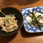 Izakaya Ooyama - お通し二個。
                        鶏皮の煮物、私はNGですが頑張って一切れ食べました。
                        美味しいんですが、やっぱ二切れ以上はダメです。