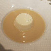 レストラン アラジン - タマネギの冷たいスープとカリフラワーのブランマンジェ