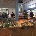 黒崎屋 - 常にお客さんいっぱい。レジは行列。
      
      