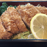 伊万利ダイン - とんかつの下にはフレンチドレッシングで和えたキャベツの千切りがたっぷり水分は下にたまるので衣はベチョベチョにはなりません