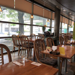 伊万利ダイン - 店内反対側にも同様かこれ以上に席あり