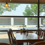 伊万利ダイン - 窓の外はエントランス。木や花があり雰囲気はいいかな