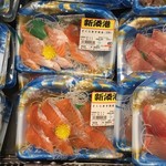 黒崎屋 - サクラマスの刺身。
      
      こんなの滅多に売って無いわーーー。
      
      
      