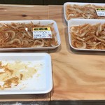 黒崎屋 - 白エビ唐揚げ。
      
      試食が充実してるのも黒崎のイイところ！！！
      
      ミギスフライや海老フライが試食で出る事もあります。
      
      白飯片手にチンカチンカの冷やっこいルービーをワキに食いたくなる。
      
      
      