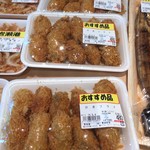黒崎屋 - 揚げたての牡蠣フライが棚に！！！
      
      触ると熱い揚げたて！！！
      
      
      