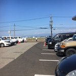黒崎屋 - 駐車場は常に満車。駐車場整理の人が出ます。
      
      田舎の農家部落(部落民ぢゃないよ)の外れにある魚屋なのに、まるで道の駅状態。
      
      
      