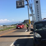 黒崎屋 - 車もそうは通らないのに・・・
      
      黒崎屋は人でいっぱい。
      
      
      
      