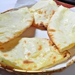 Maharaja - チーズナン[￥５００]パリっとした食感にふんわりと広がるチーズの風味が人気の一枚♪