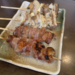 Yakitori Don - 奥がナンコツ、手前がはらみ、いずれも1本80円