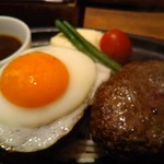 ミート矢澤 - 黒毛和牛100%こだわり卵の目玉焼きハンバーグ