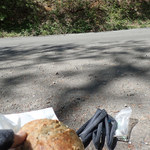 Bekariandokafesanichiichimaru - 道中でパンク修理し終えたタイミングで、五穀パンをいただきます。トッサードは撮り忘れミャ・・・
