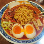 麺や兼虎 天神本店 - 麺は中太麺です