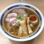 煮干鰮らーめん 圓 八王子本店 - 塩らーめん
                                この日のチャーシューはバラではなく肩ロースでした。柔らかくて美味しかった。スープは絶品でした。もちろん麺もほかの具も、全部美味しかったです！