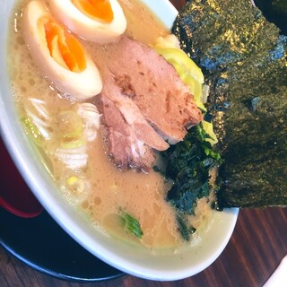 家系ラーメン 山下醤造 - 味玉ラーメン【800円】