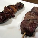やきとり・ホルモン串　もりしん - 和牛タン串、左がタレで右が塩
