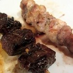 やきとり・ホルモン串　もりしん - 左が牛ハラミ、右が鶏のせせり