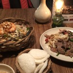 Cau Go - 右奥から時計回りにボー サオ サー オット、揚げせんべい（炒め物の付け合せ）、ゴイ ゴー セン