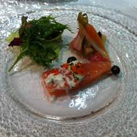 MILLE - 前菜は厚切りのサーモンと広島野菜
