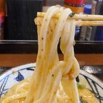 Marugame Seimen - 混ぜ合わせたあとで食べたうどんは、唐辛子の辛味、ひき肉の旨味、刻んだ大根のみずみずしさがさらにプラスされて涼しさとウマさがレベルアップ！