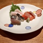 Kotaro - お造り3種盛り：金鮭の昆布〆 真魚鰹 鰆の炙り