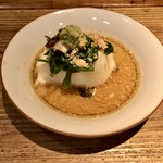 酒井商会 - お通し：呉豆腐 春菊のおひたし 焼き椎茸のせ