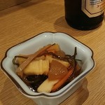 鳥八 - 突出しの煮物です