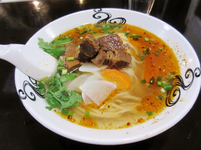 牛肉・牛骨からスープを取る本格蘭州牛肉ラーメン : 中国蘭州牛肉拉麺 王記