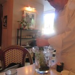 オ・タン・ペルデュ - ワインを準備する松井さん