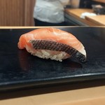鮨 はしもと - 桜鱒　藁　薫香
