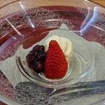 天婦羅 みやしろ - デザート　イチゴとバニラアイス