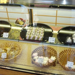 和菓子の萬梅堂 - ガラスケースに並ぶ薄皮まんじゅう、芋ようかんなどの和菓子