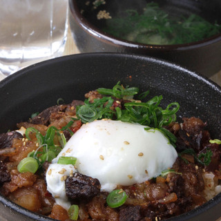 お酒に合う◎名物「丸焼テール」や牛もつ煮など充実の一品料理！