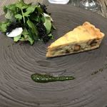 ヴェジトゥス - 前菜  
      春野菜とひじきのグリーンサラダ
      燻製大豆と木の子の豆腐キッシュ