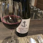 ヴェジトゥス - 2杯目は山葡萄も入ったワイン。山葡萄色で山葡萄の渋みと深みのある感じ。