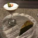 ヴェジトゥス - デザート
      苺と甘糀の本葛バヴァロワ
      抹茶とキャロブのガトー・マーブル