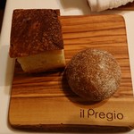 イル プレージョ - パン　丸いほうはライ麦で作ったとのこと非常に美味しかった
