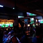 AMERICAN JUNKIE - 熱気爆発の店内。カウンターに上がって踊る客がいたり。
