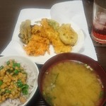 栃木屋惣菜店 - 天ぷら定食の完成です