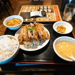 Touhou Ikkaku Ginza - ★鶏肉の香味ソースかけセット 1100円 むね肉を揚げているのたが、恐ろしく固く歯が折れそうになった。ボリュームあるのだが値段も高い。鶏肉に下味は付いてないので、自分で机上の調味料を駆使して味付け！