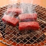 Maesawagyuusha Fushimiya - 備長炭で焼く、最上級のお肉は　　　最高級の美味しさ