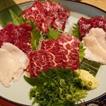 海鮮と地酒の店 ま心 - 馬刺し盛合せ