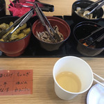 めしのやまいち - 待ち時間は数件隣の漬け物屋さんで漬け物とお茶をいただきながら待てます。