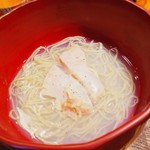 山介 - 蛤出汁のお蕎麦　超細切りのお蕎麦でもお出汁に負けずに香ります。蛤の食感最高。