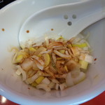 ラーメン二郎 - 赤酢をかけてスタンバイ